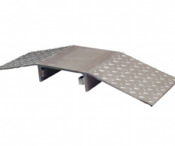 Kabelbrug van staal voor het beschermen van kabelsop de weg